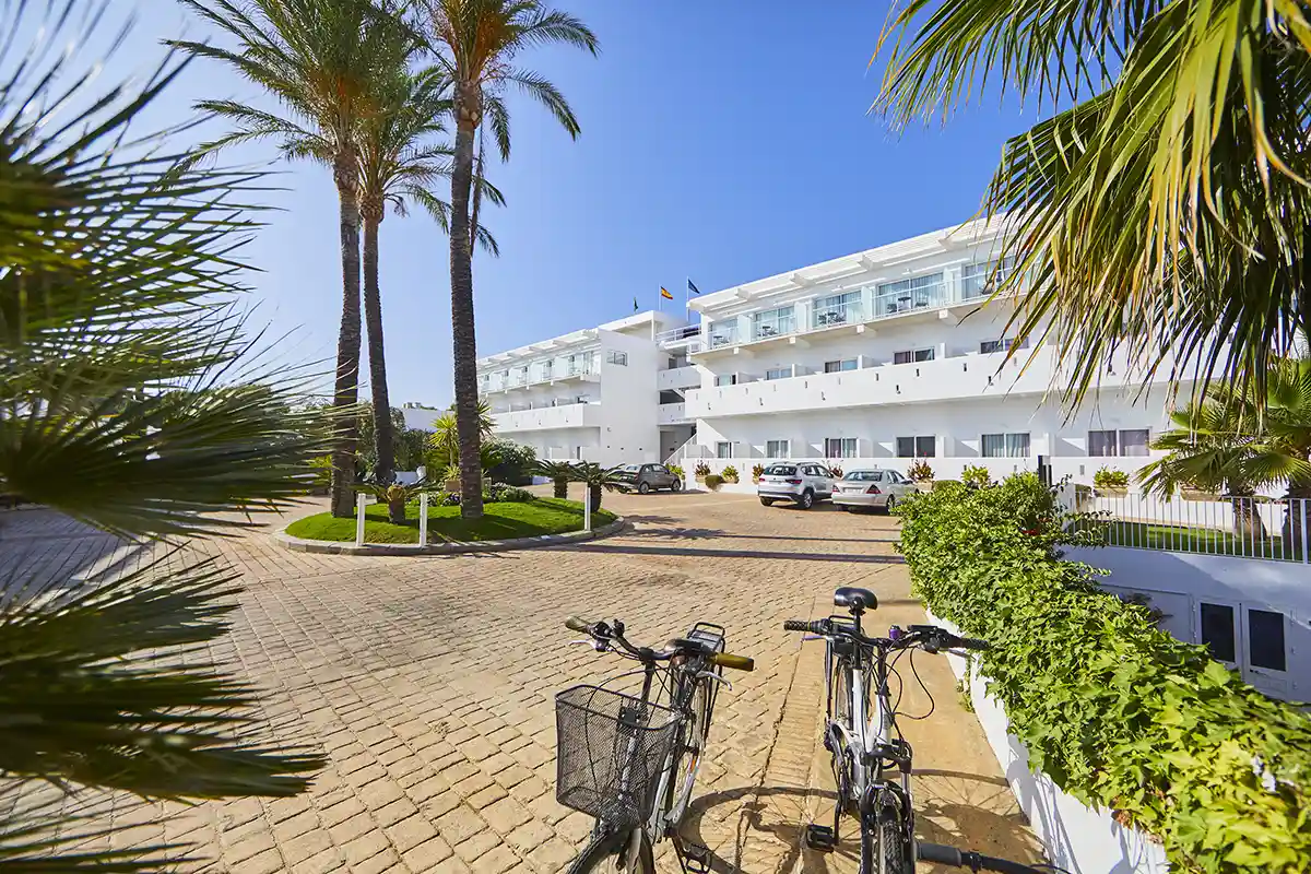 Jardines exteriores del hotel Fergus Conil Park