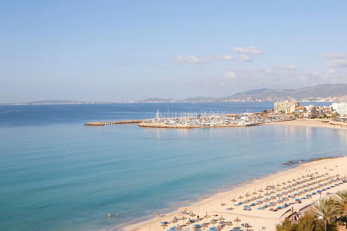 Vista aérea de la bahía de Playa de Palma del Fergus Style Palma Beach 
