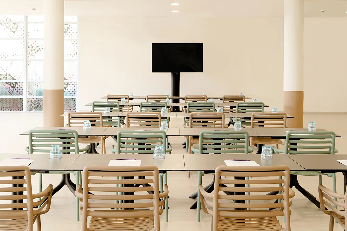 Comedor con televisor del restaurante Fergus Club Mallorca Waterpark 