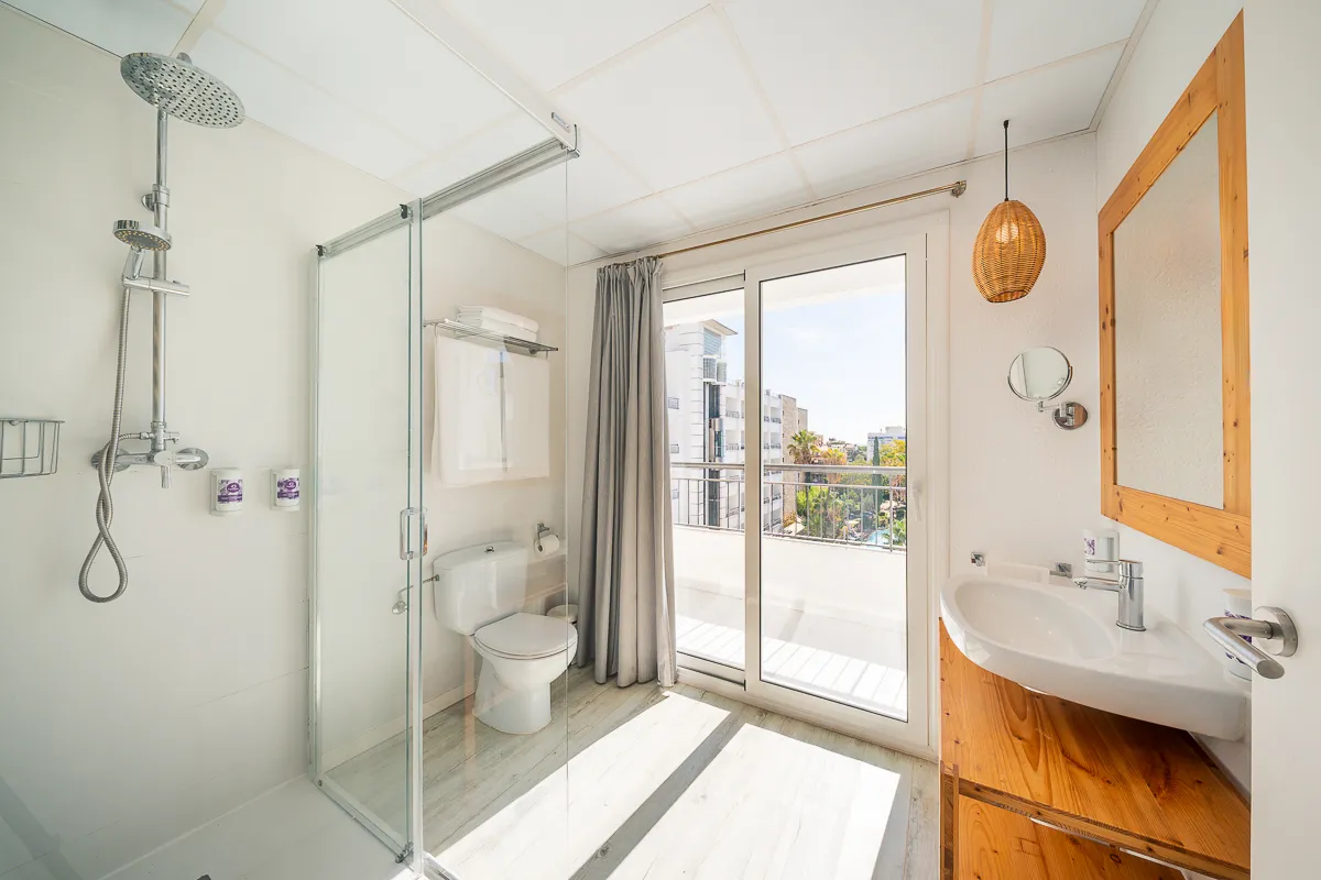 Cuarto de baño de la habitación Familiar Deluxe en Fergus Club Pineda Splash