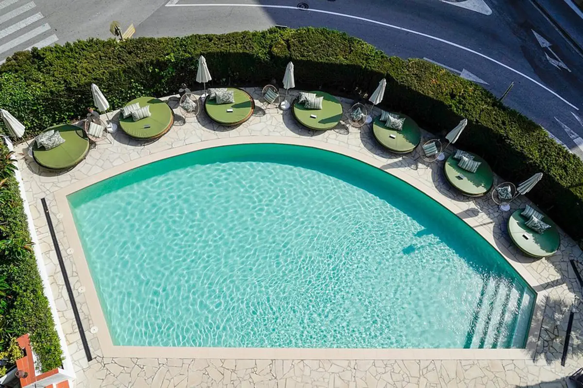 Vista aérea de la piscina del hotel Lloret Vibe affiliated by Fergus Hotels