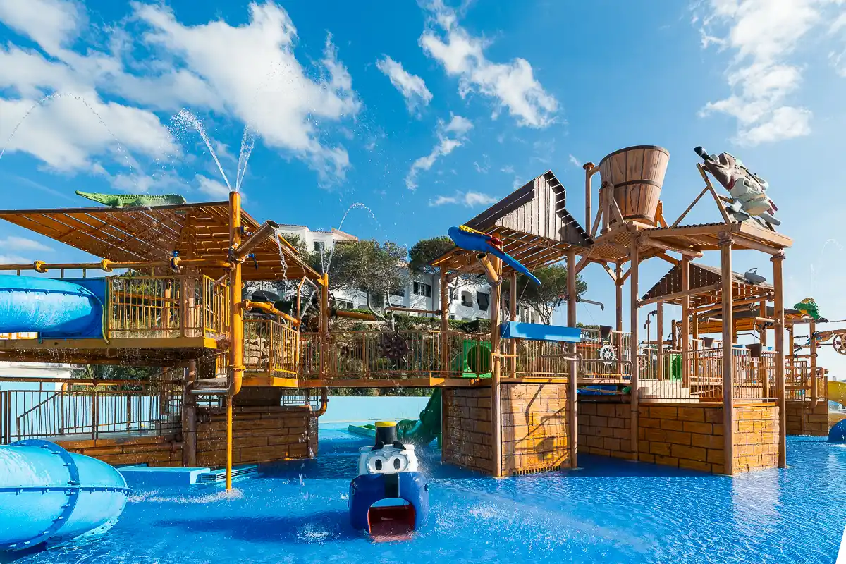 Juegos en el parque acuático del Fergus Club Carema Splash