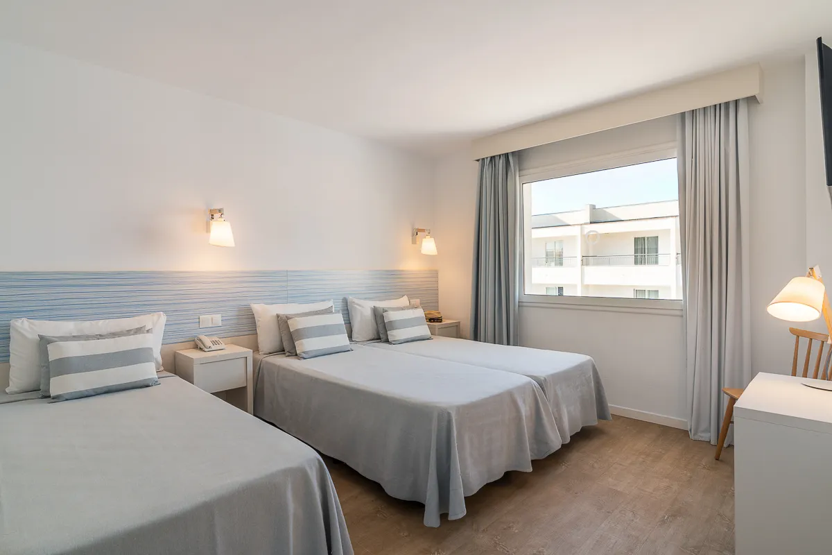 Camas del dormitorio de la suite familiar en Fergus Club Pineda Splash