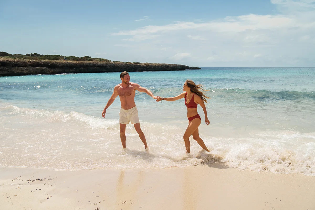 Pareja en la orilla de mar Hotel Fergus Style Carema Beach