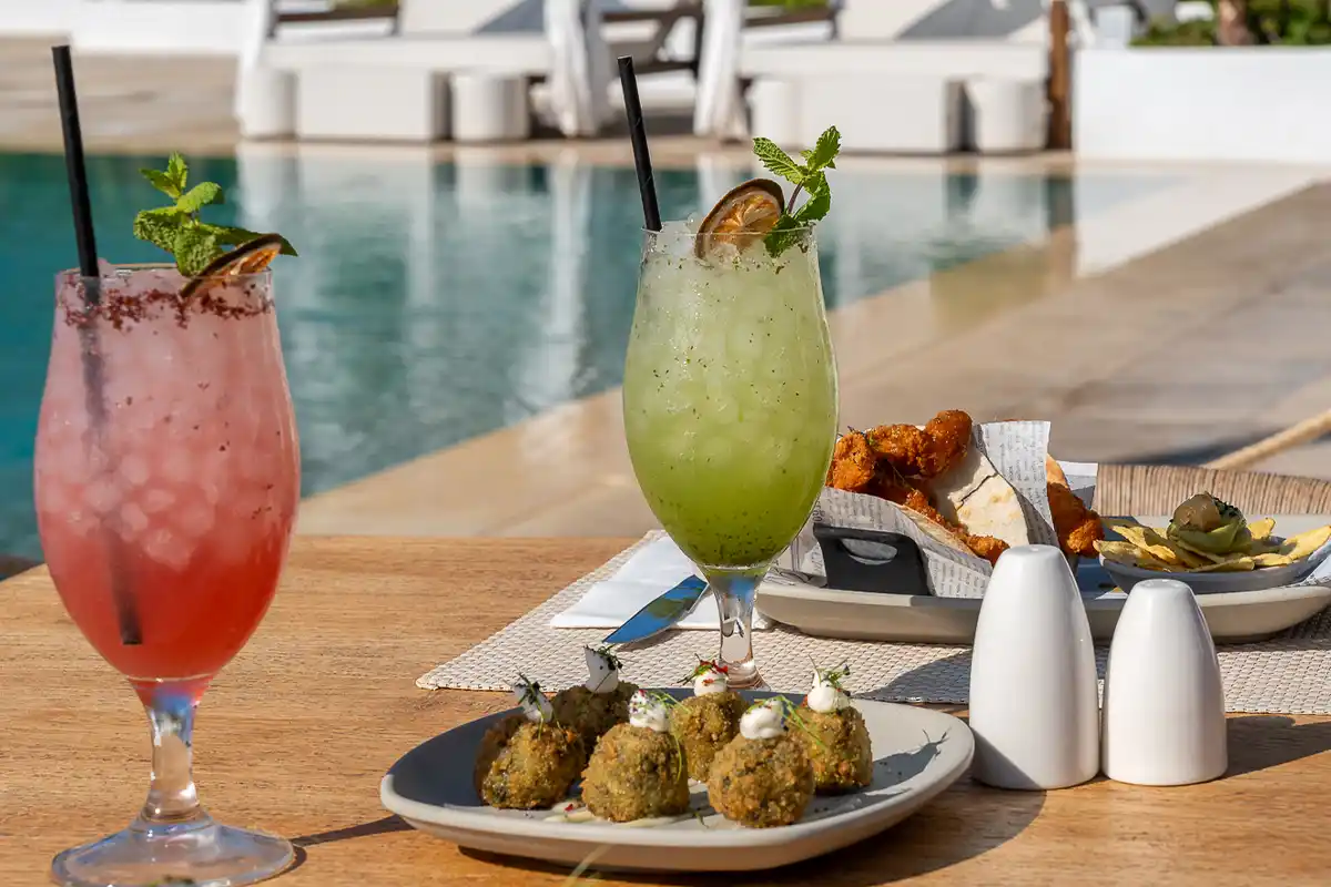 Cocktails Lola Pool Bar Fergus Style Punta Arabí