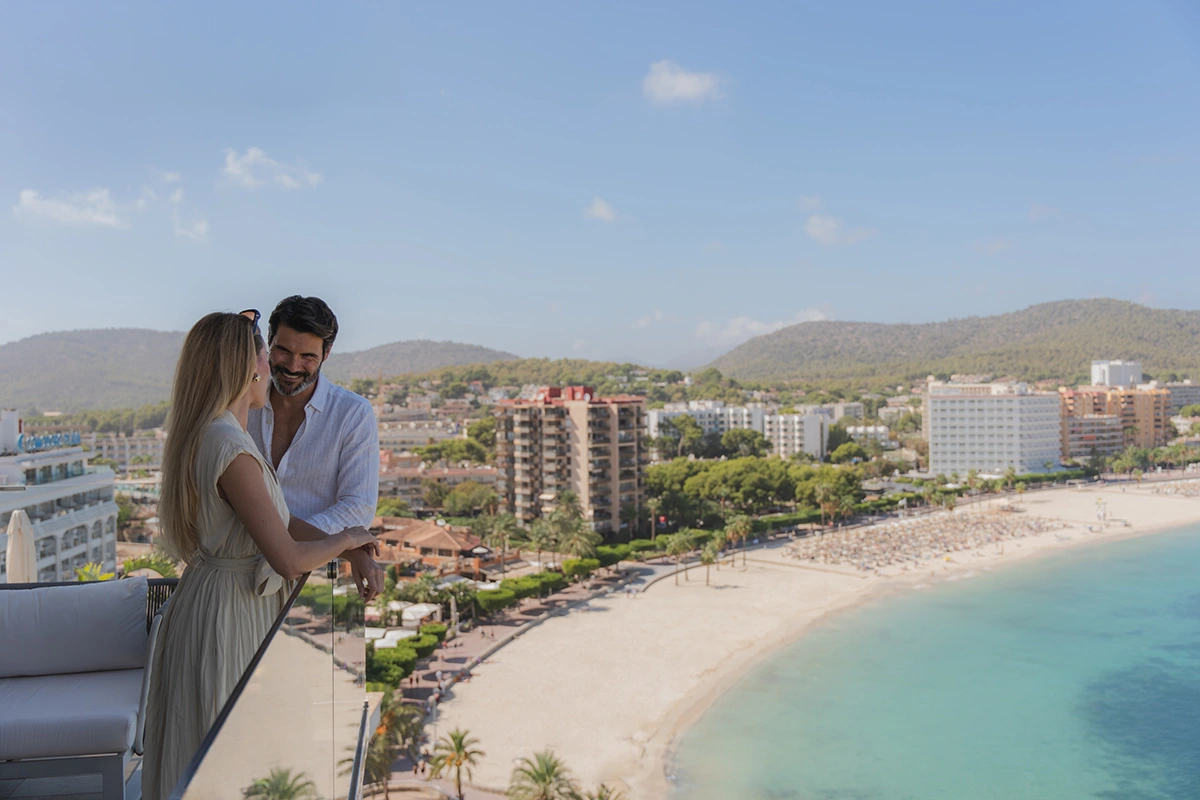 Pareja contemplando las vistas desde un balcón del Fergus Style Tobago