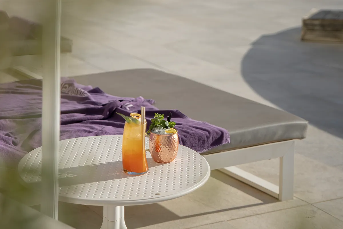 Bebidas en el solárium de la piscina del Fergus Style Bahamas