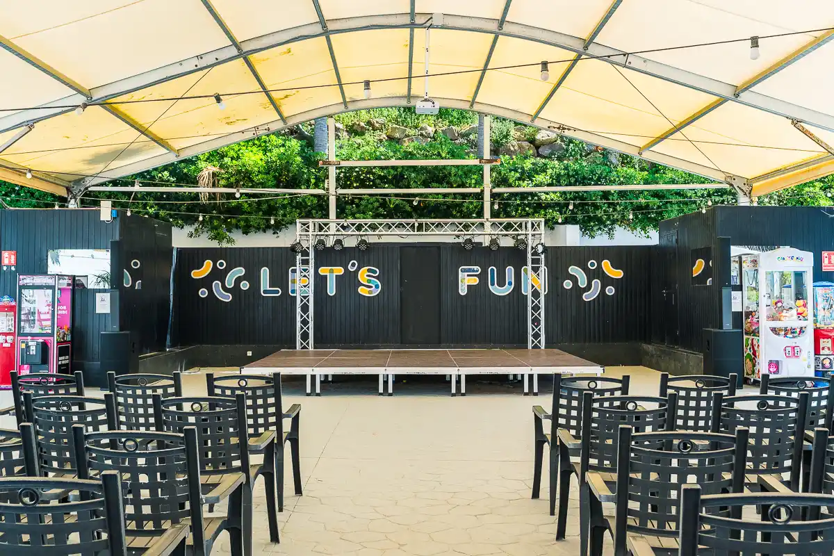 Escenario para espectáculos en el Fergus Club Carema Splash