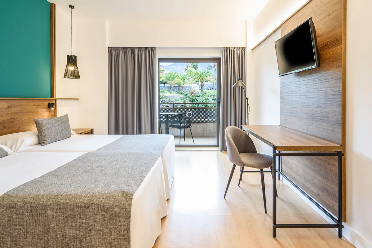 Habitación con zona de escritorio y acceso al balcón del Fergus Puerto de la Cruz