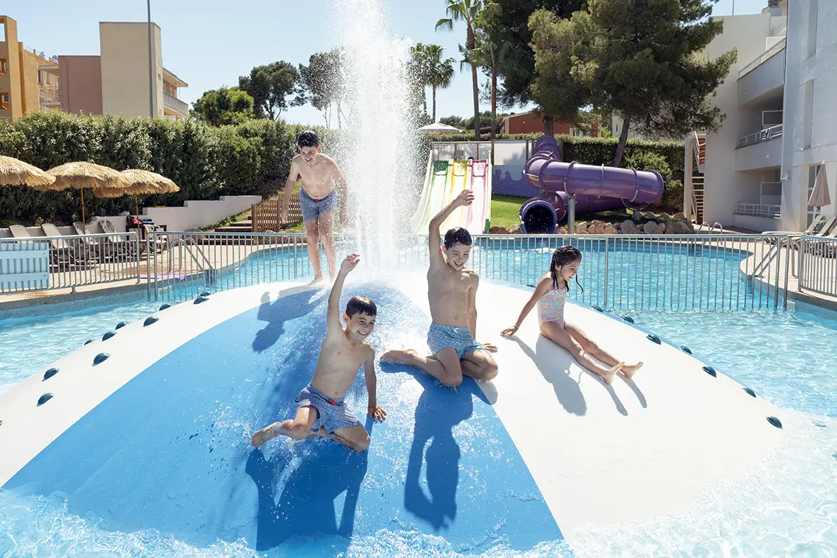 Niños sobre la plataforma elevada Splash del Fergus Club Palmanova Park