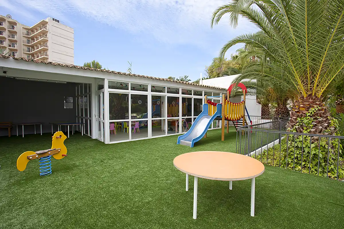 Parque infantil exterior del Miniclub del Fergus Bermudas