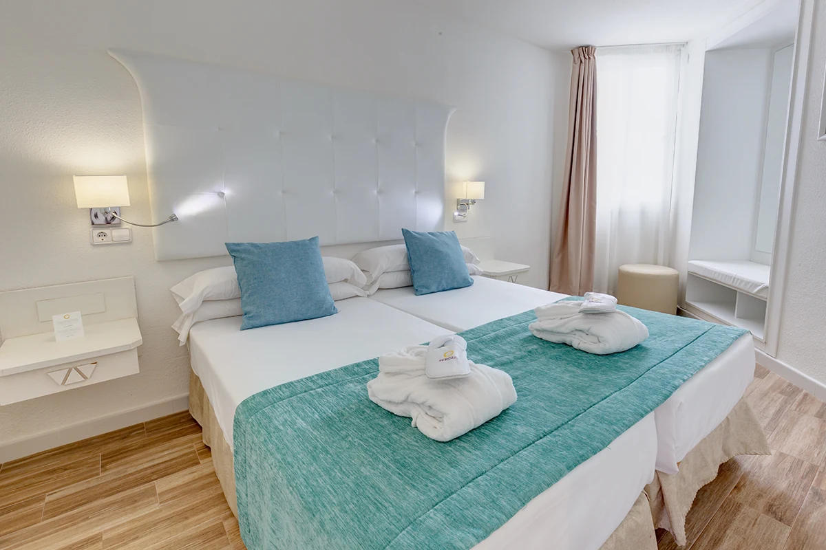 Cama Suite Superior Fergus Style Cala Blanca Suites