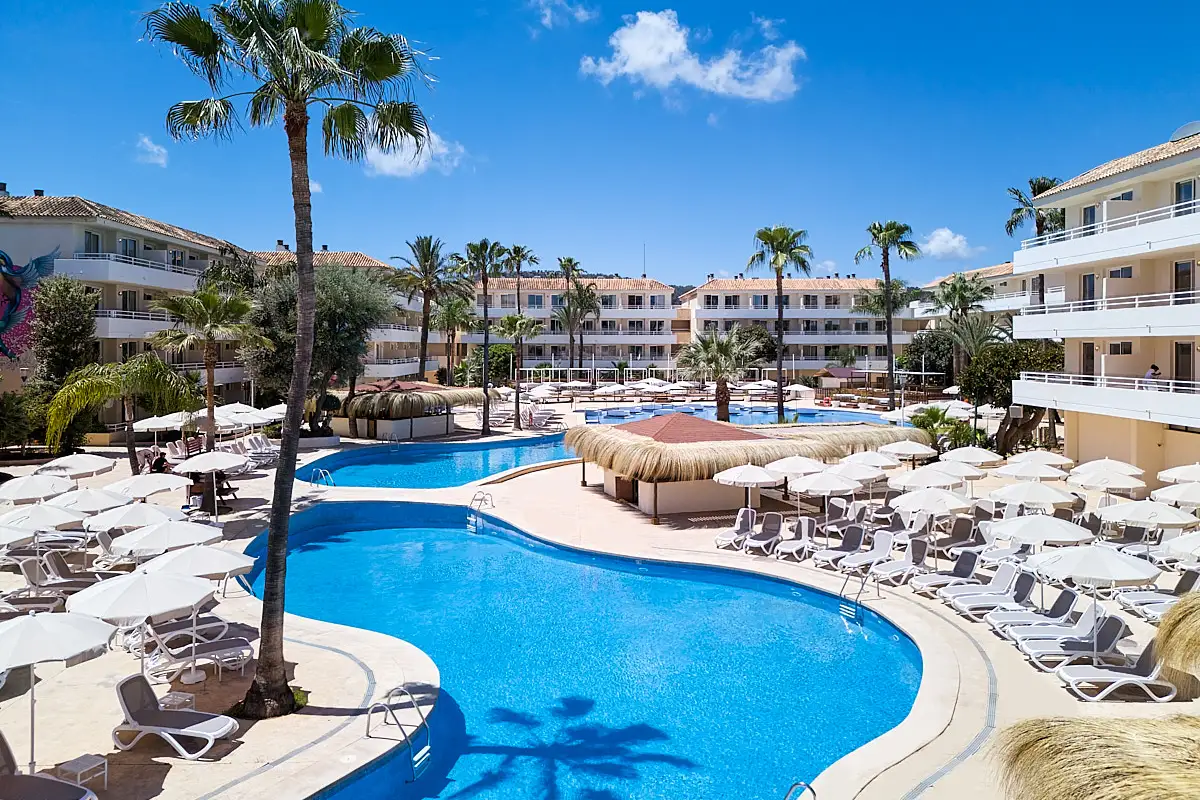 Piscina con hamacas y sombrillas y Palmeras Fergus Club Mallorca Waterpark 