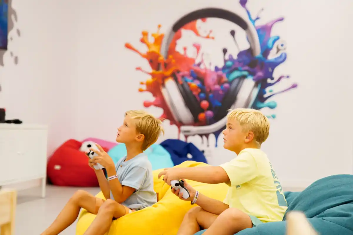 Niños jugando a la Play Station en el Fergus Club Carema Splash