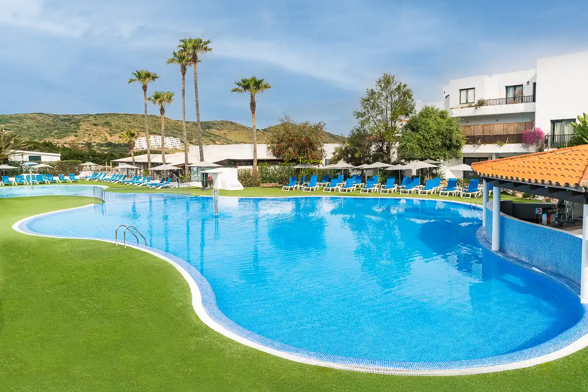Zona de la piscina con vistas a la montaña del Fergus Club Carema Splash