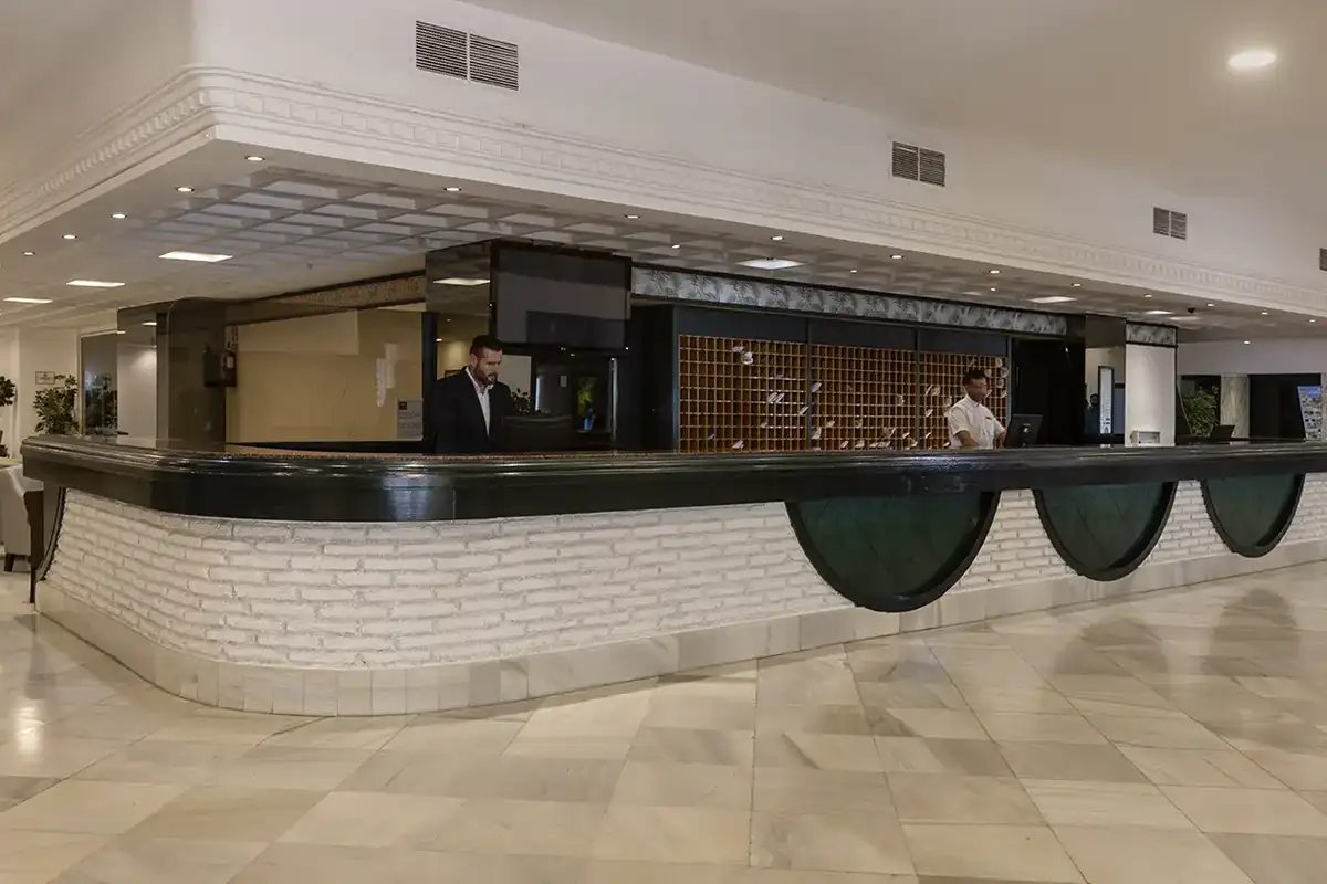 Recepción del hotel Las Palmeras affiliated by Fergus Hotels