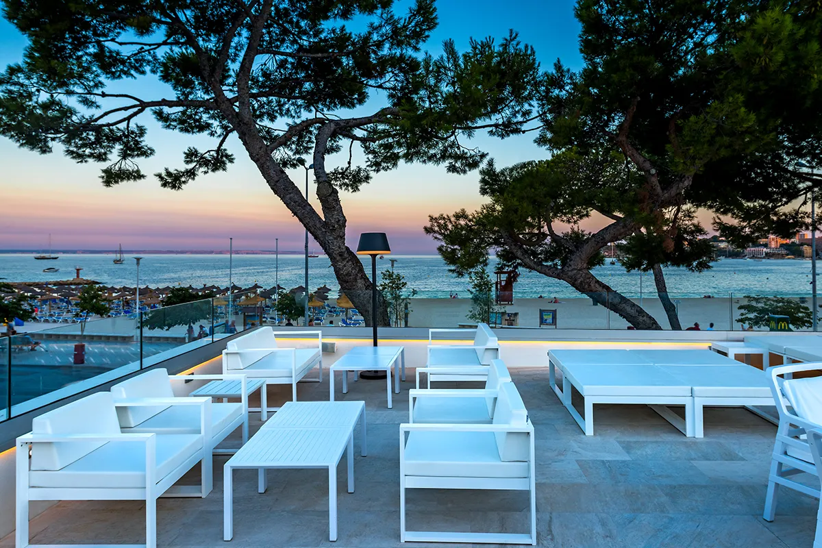 Vistas al mar al atardecer desde la terraza del Fergus Style Palmanova