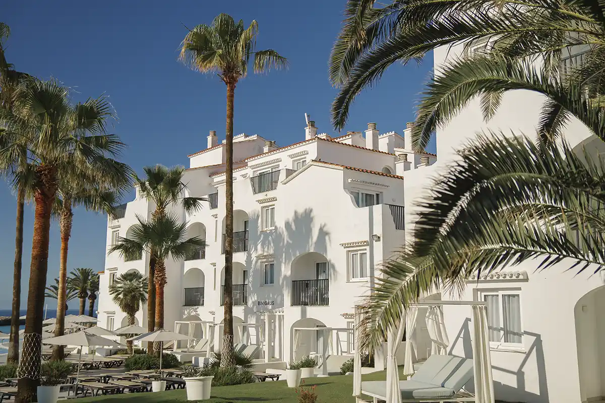 Jardines con tumbonas y camas balinesas del hotel Fergus Style Carema Beach