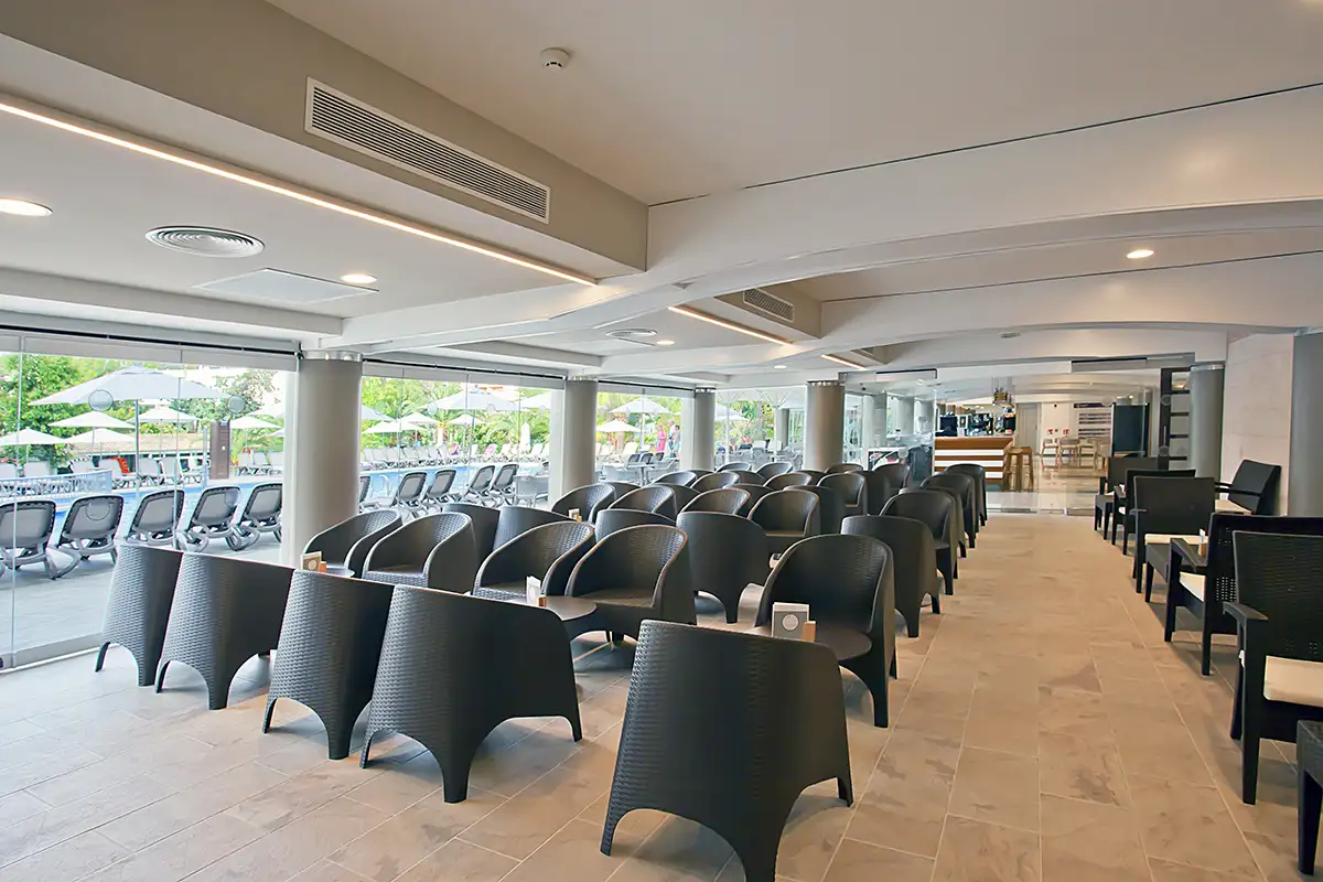 Sala multifuncional con mesas y sillas del Fergus Bermudas