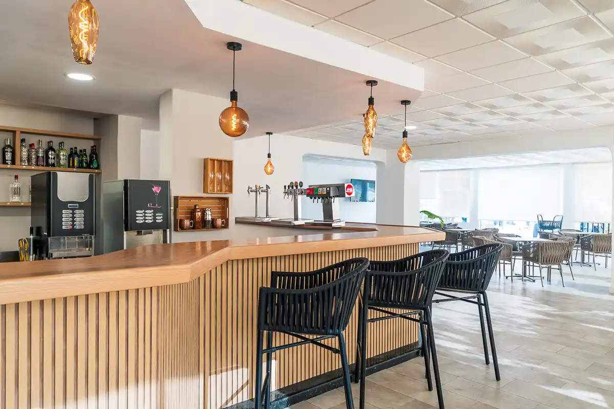 Barra del bar del Fergus Club Carema Splash