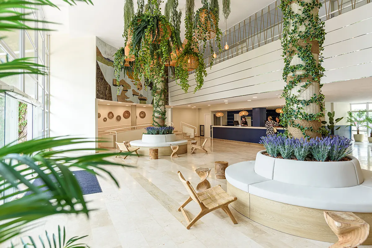 Espaciosa recepción rodeada de vegetación del Fergus Club Palmanova Park