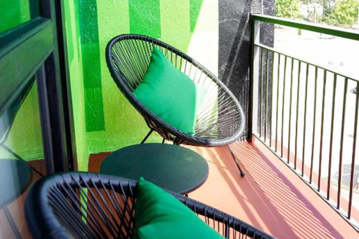 Balcón amueblado en la junior Suite Lloret Vibe affiliated by Fergus Hotels