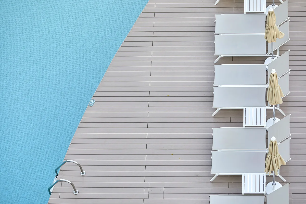 Tumbonas al borde de la piscina del Fergus Style Tobago