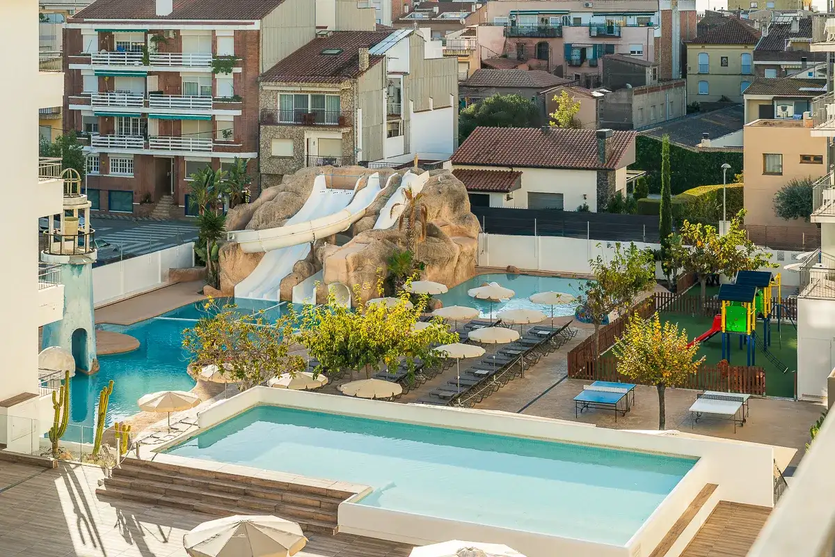 Vista de las piscinas desde la habitación Triple Deluxe con vistas a la piscina en Fergus Club Pineda Splash