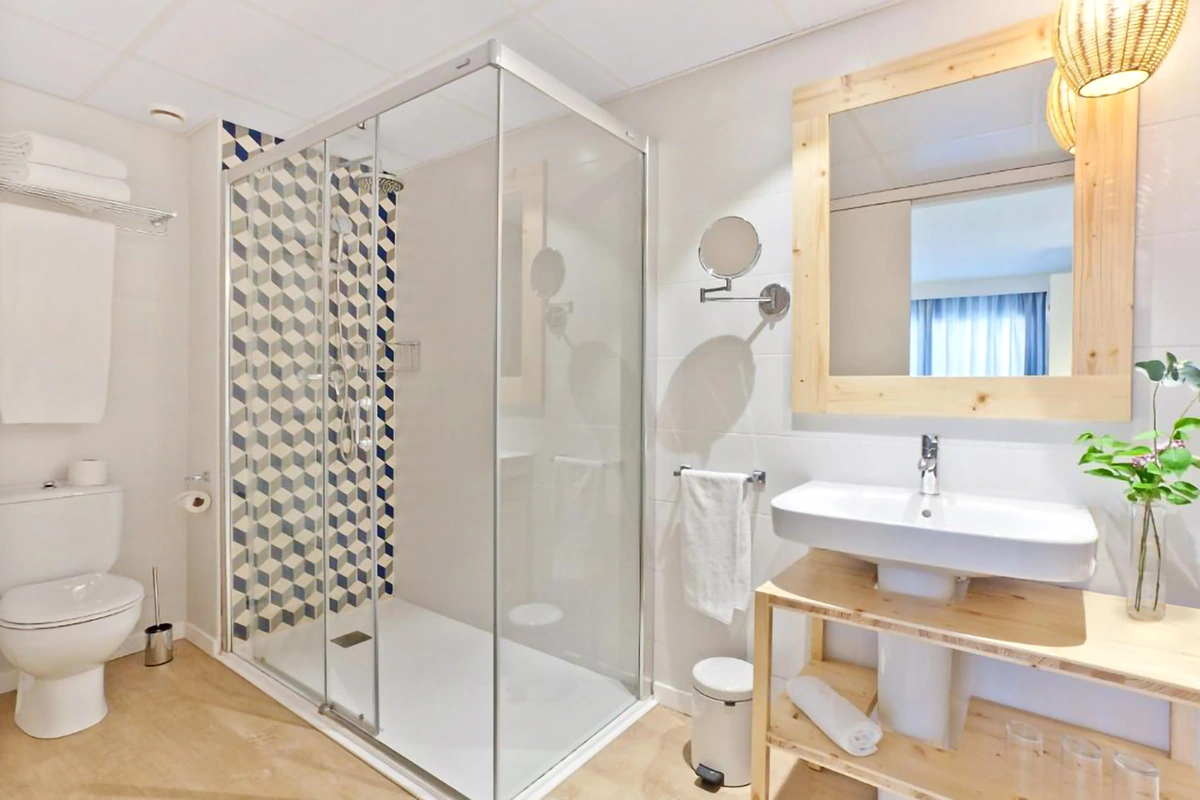 Cuarto de baño espaciosos y equipado del Hotel Fergus Club Pineda Splash