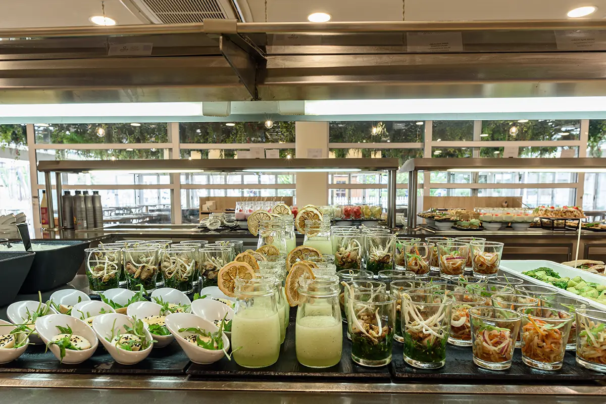 Exóticos bocados y bebidas del restaurante buffet