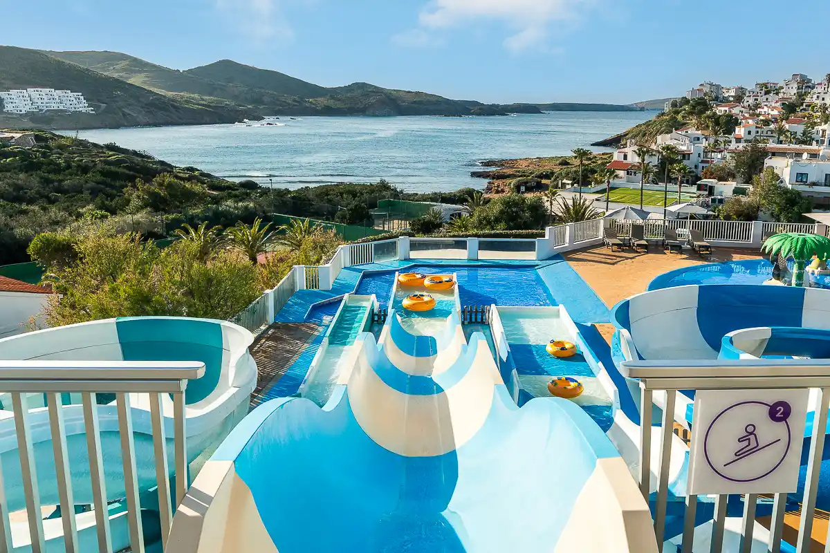 Impresionantes vistas al mar desde el tobogan de la piscina del Fergus Club Carema Splash