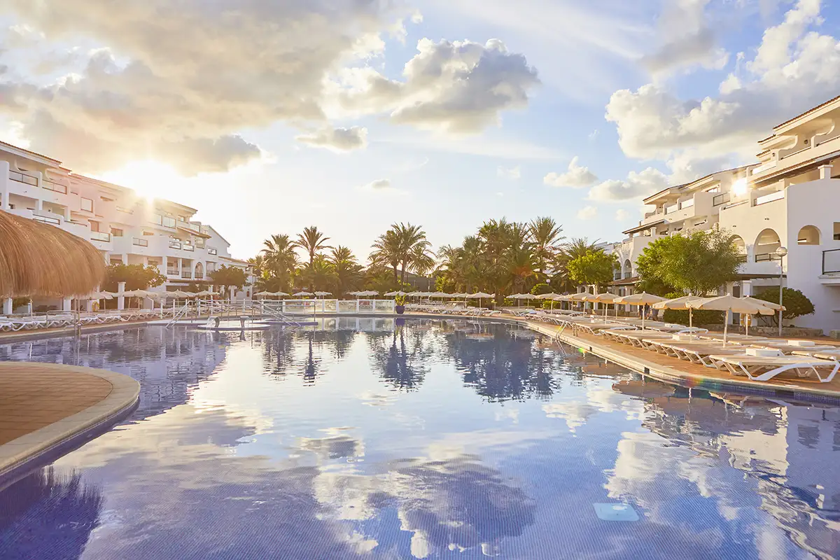 Gran piscina exterior del Fergus Style Bahamas