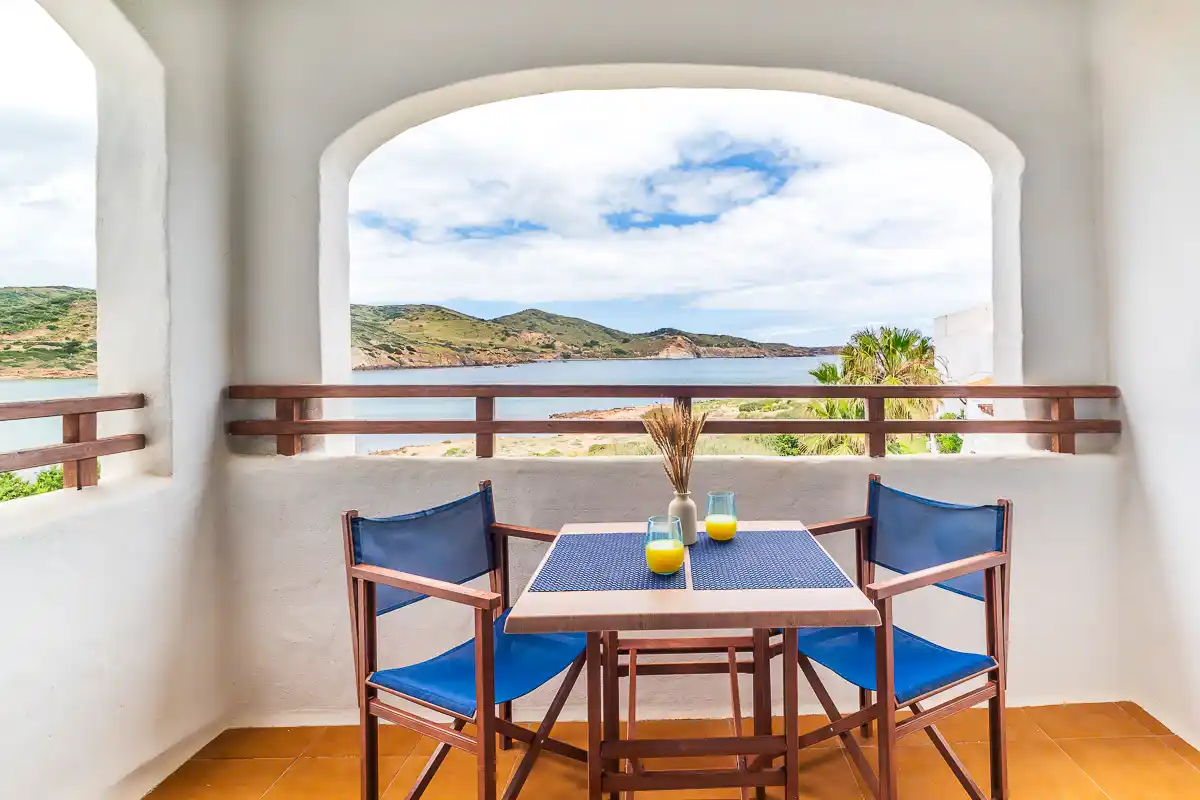 Terraza con vistas al mar desde apartamento Fergus Club Carema Splash