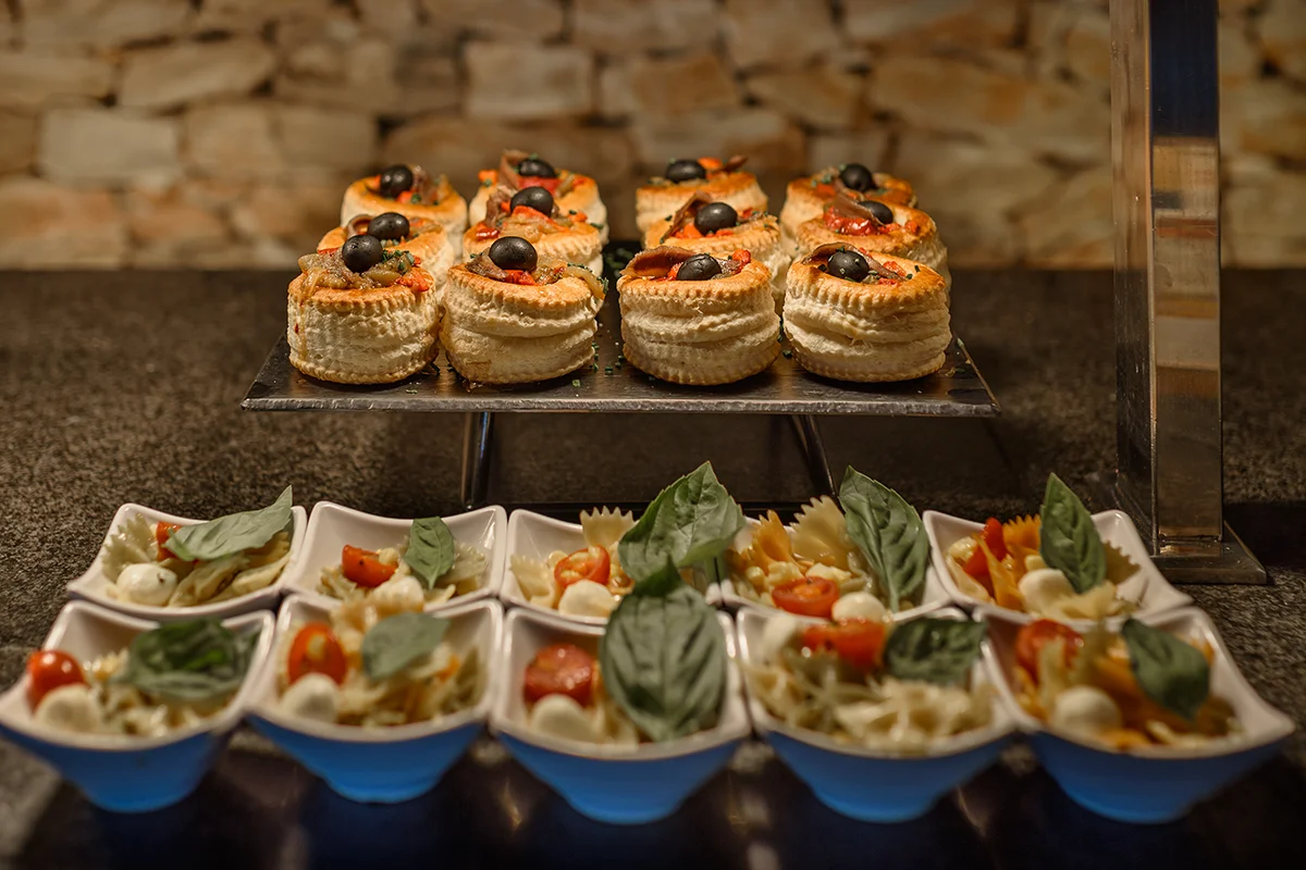 Postres variados en el restaurante buffet del Fergus Cap Roig