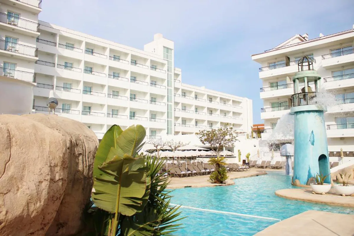 Faro fuente splash en la piscina Hotel Fergus Club Pineda Splash