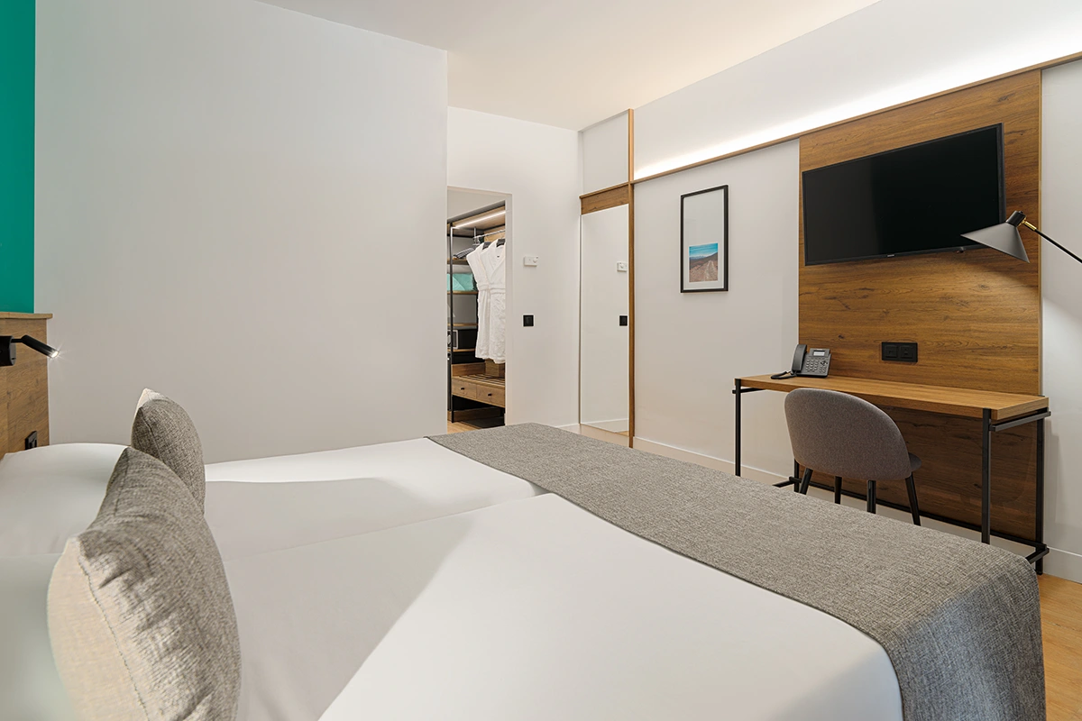 Televisión frente a la cama en habitación Superior del Fergus Puerto de la Cruz 