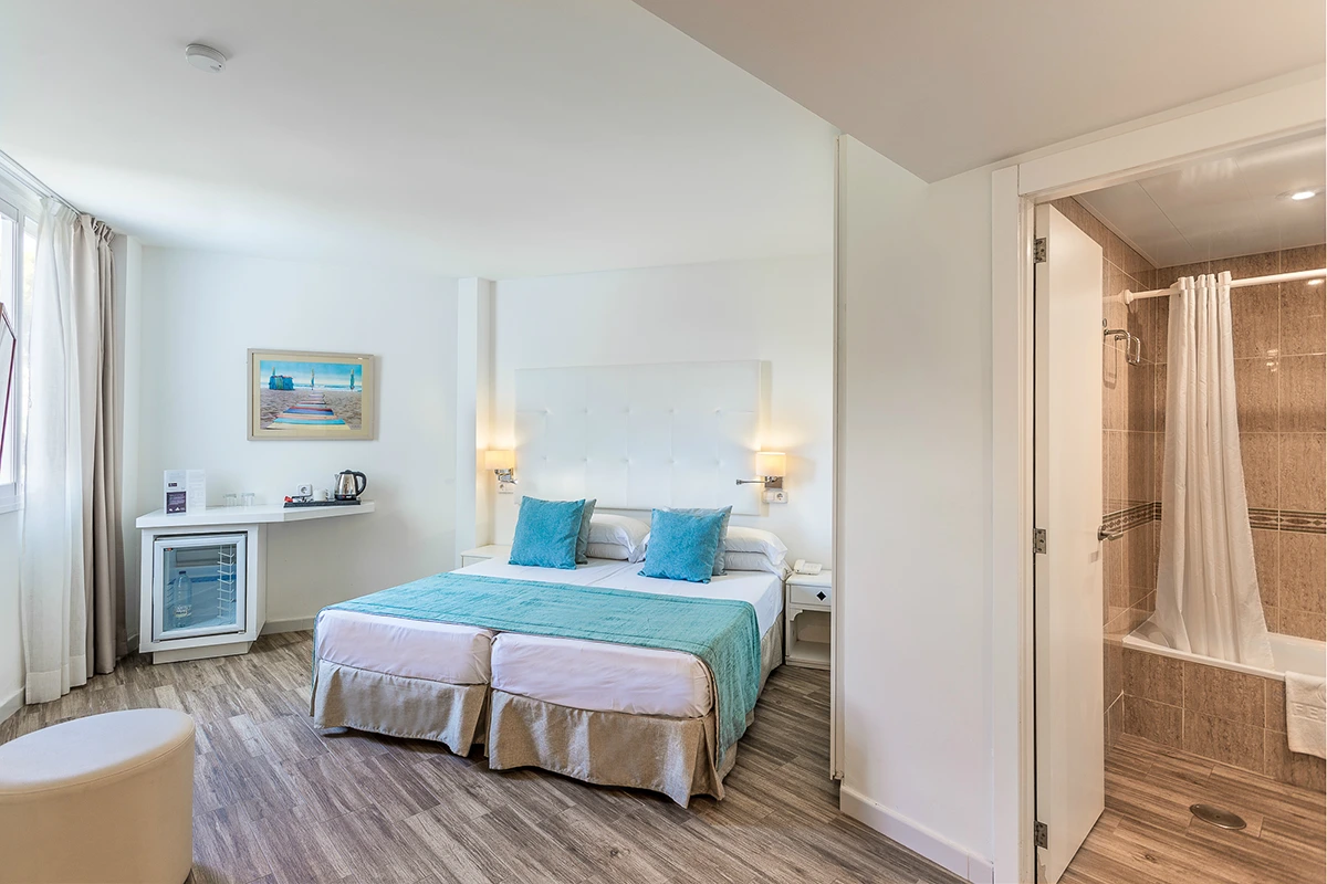 Camas Junior Suite Fergus Style Cala Blanca Suites