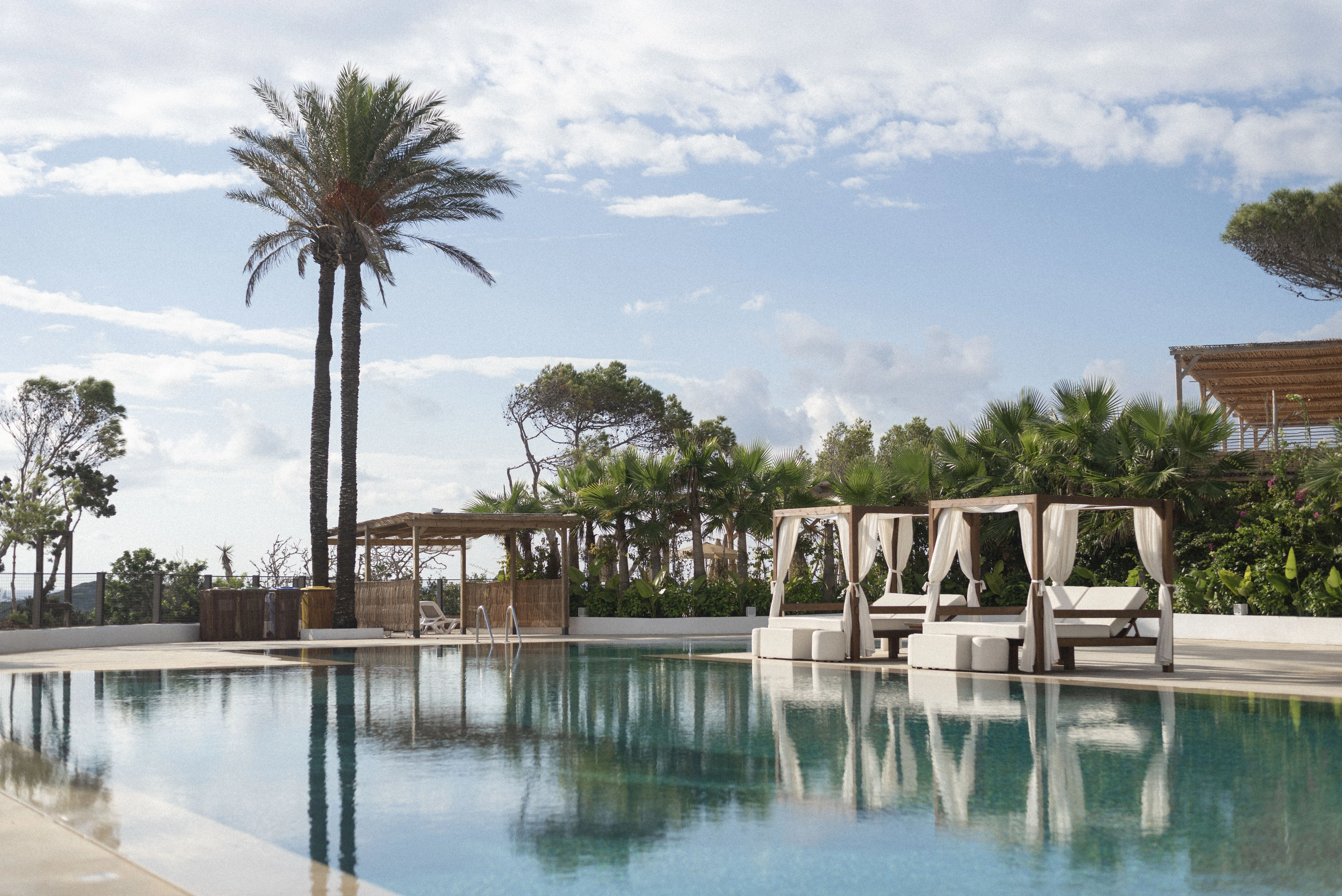 Cama Balinesa piscina fergus Style punta arabi