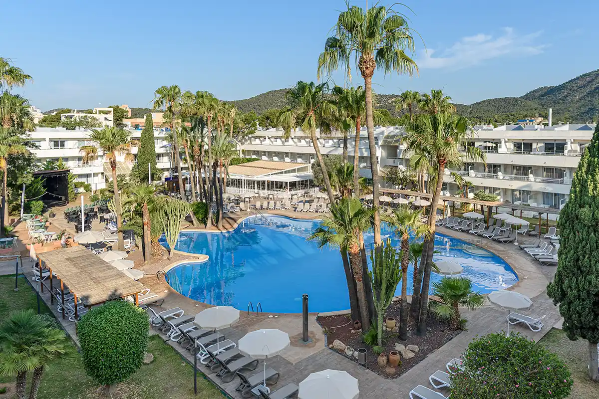 Vista aérea de la piscina principal del Fergus Club Palmanova Park
