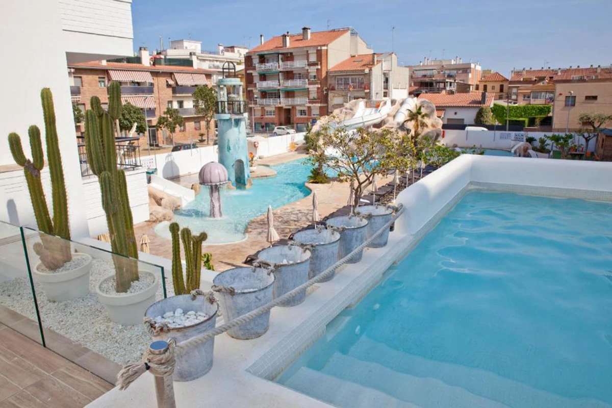 Vista de piscina superior y de la piscina splash inferior del Hotel Fergus Club Pineda Splash