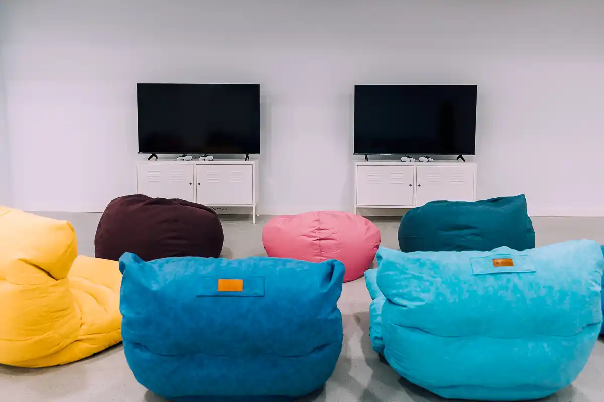 Sala de televisión para niños en el Fergus Club Carema Splash