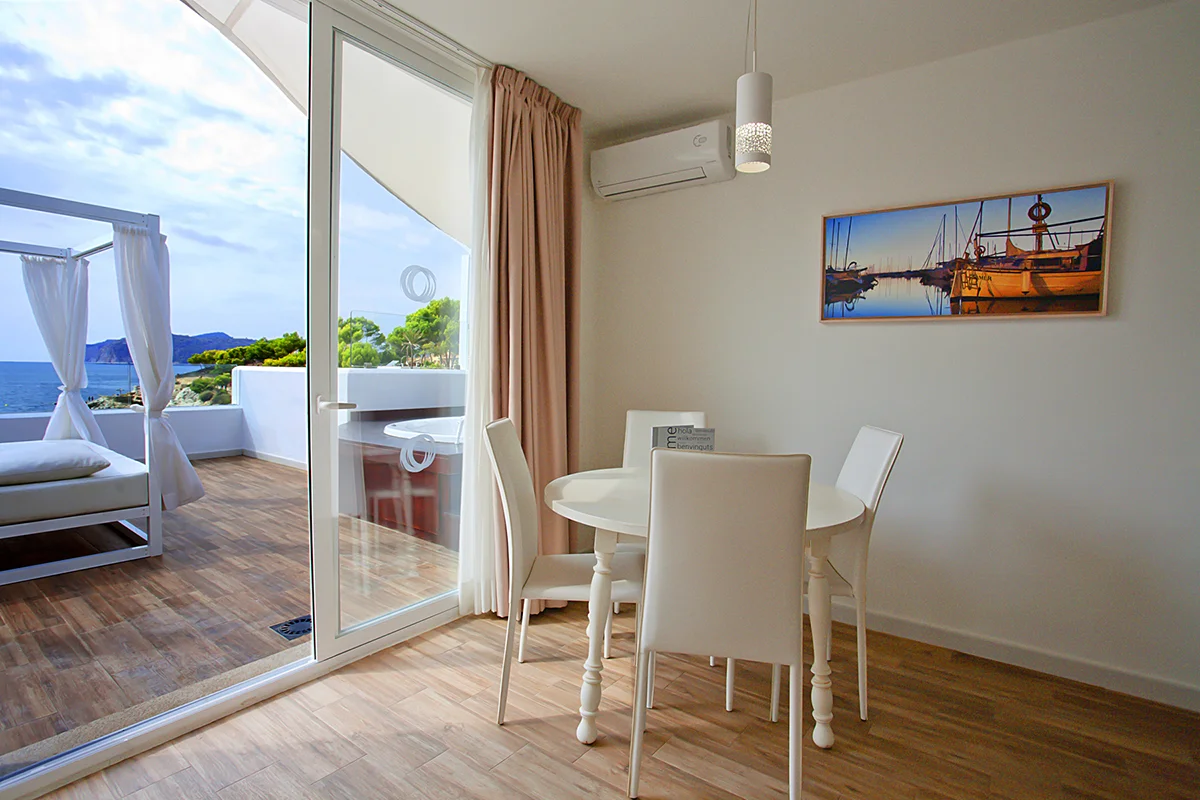 Balcón Suite Premium Fergus Style Cala Blanca Suites