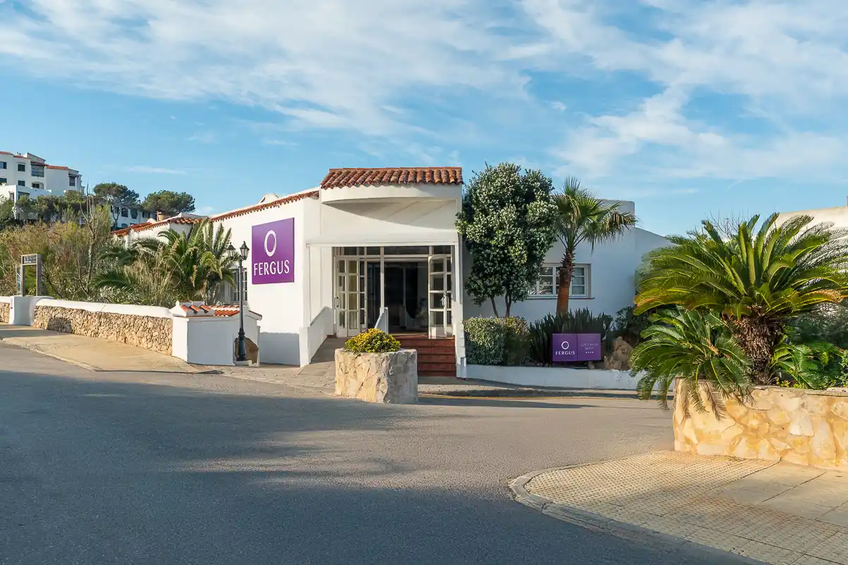 Vista desde la calle de la entrada principal del Fergus Club Carema Splash