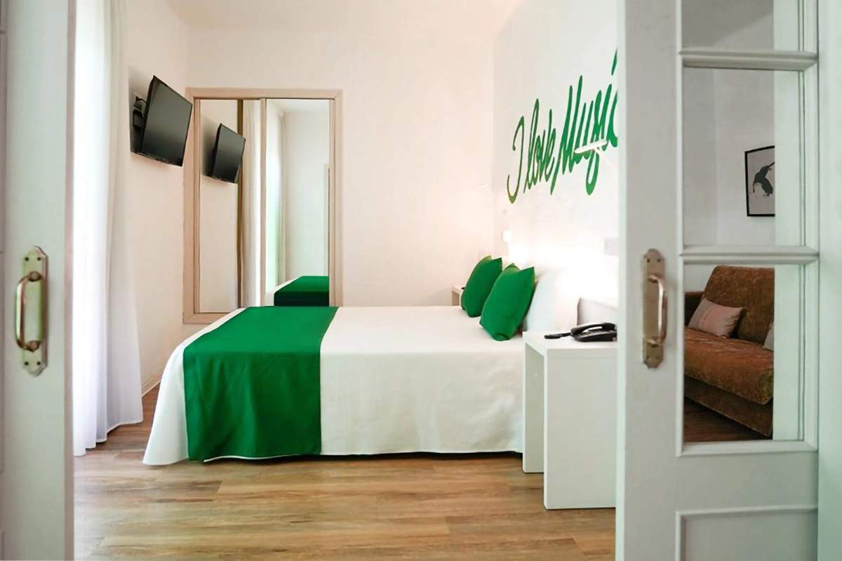 Junior Suite con televisión frente a la cama Lloret Vibe affiliated by Fergus Hotels
