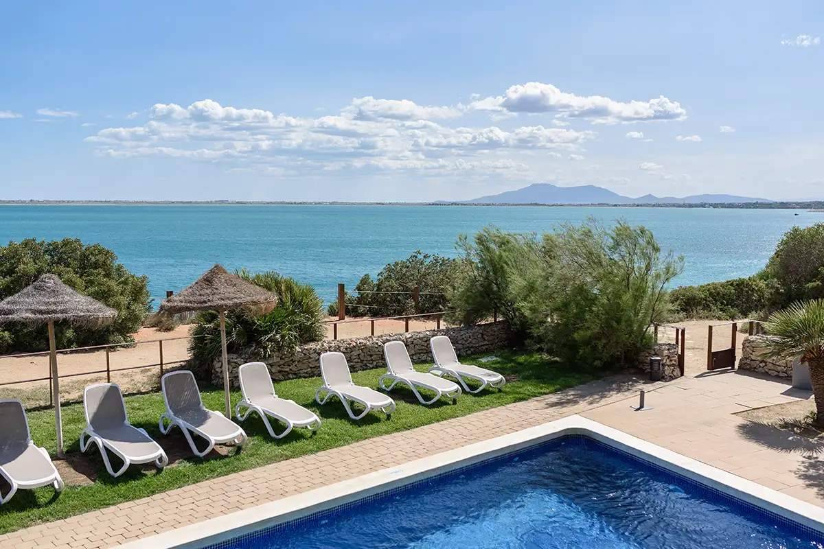 Piscina con solárium del Fergus Cap Roig