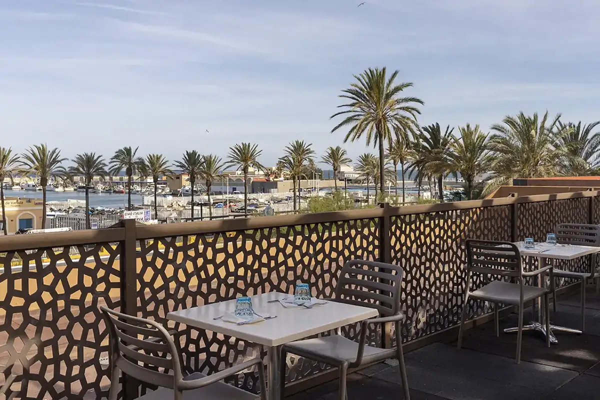 Terraza del restaurante buffet Las Palmeras affiliated by Fergus Hotels