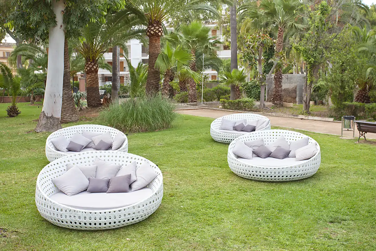 Cómodas hamacas con cojines en el jardïn del Fergus Bermudas