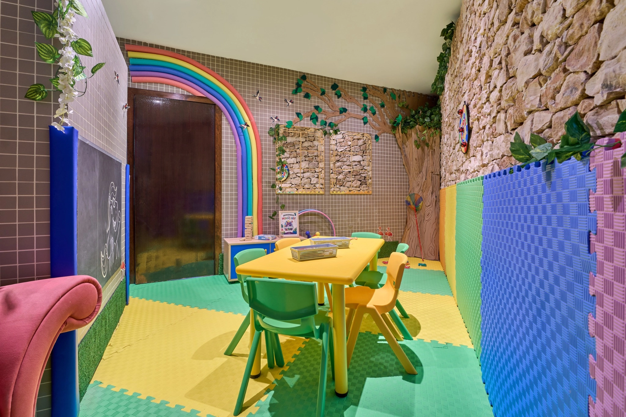 Miniclub con zona de juegos infantil