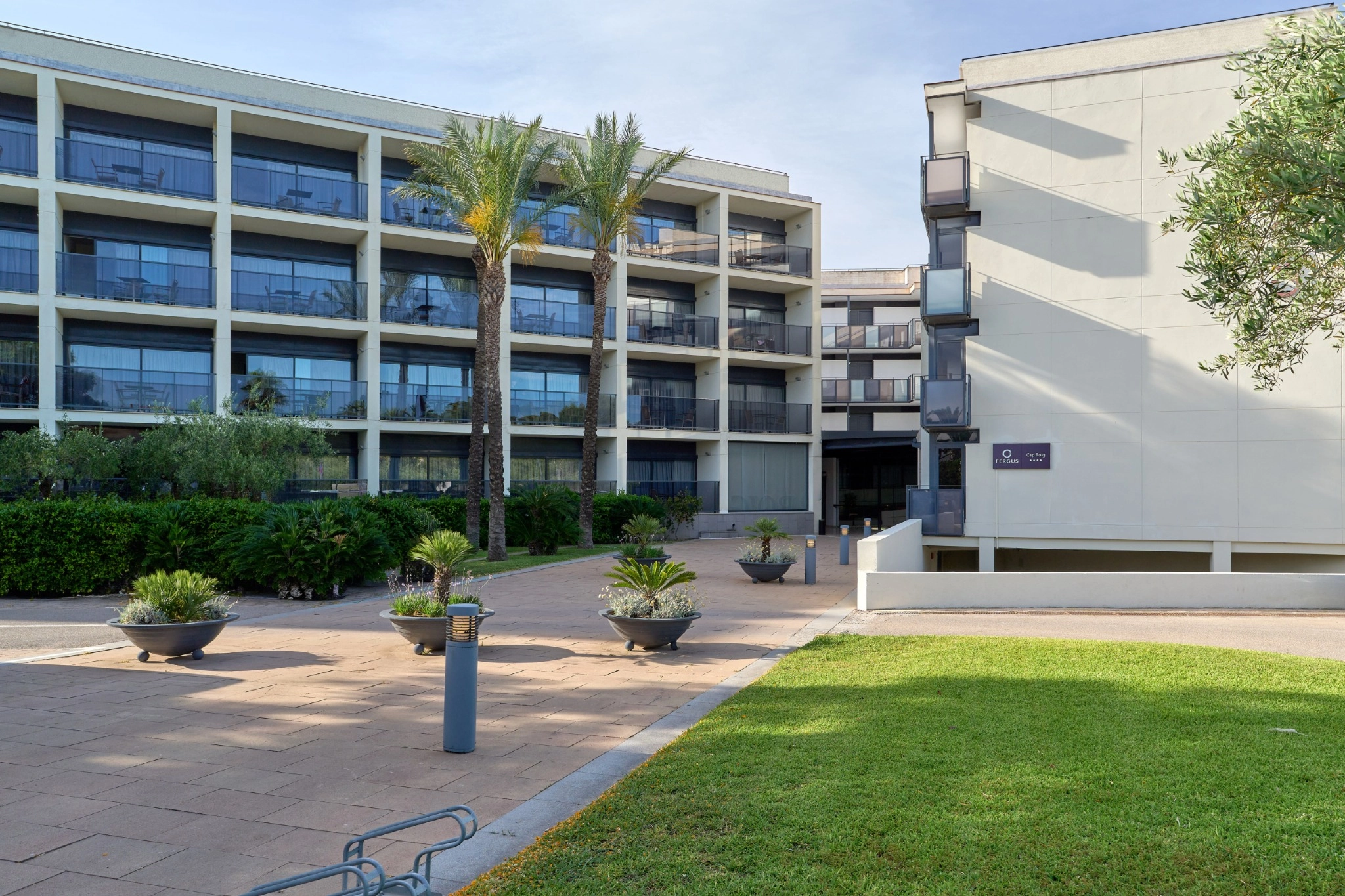 Entrada y jardín del hotel