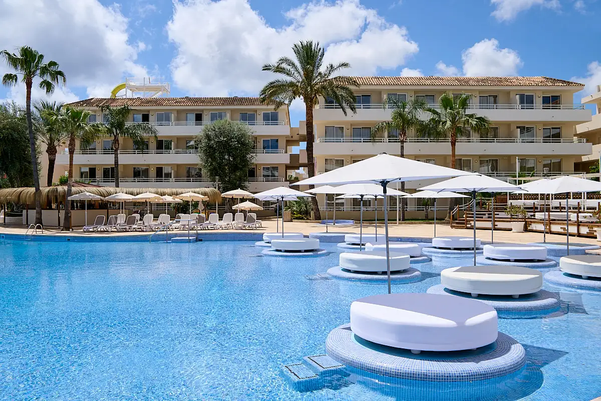 camas redondas y sombrillas dentro de la piscina Fergus Club Mallorca Waterpark  